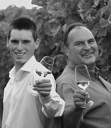 Andreas und Heinfried Peth Auf dem Bild sieht man den Weinbautechniker Andreas und den Winzermeister Heinfried Peth die dem Betrachter mit einem Glas Weisswein aus dem Weinberg Zuprosten.