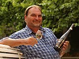 Winzermeister Heinfried Peth Das Bild zeigt den Winzermeister Heinfried Peth auf einer Parkbank dem Betrachter mit einem Gläschen Spätburgunder zuprostend.