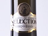 Zu sehen ist das Deutsche Weinsiegel Selection auf dem dünnen Hals einer Weinfalsche.